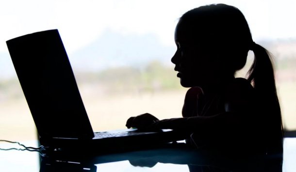 niña mirando su computadora