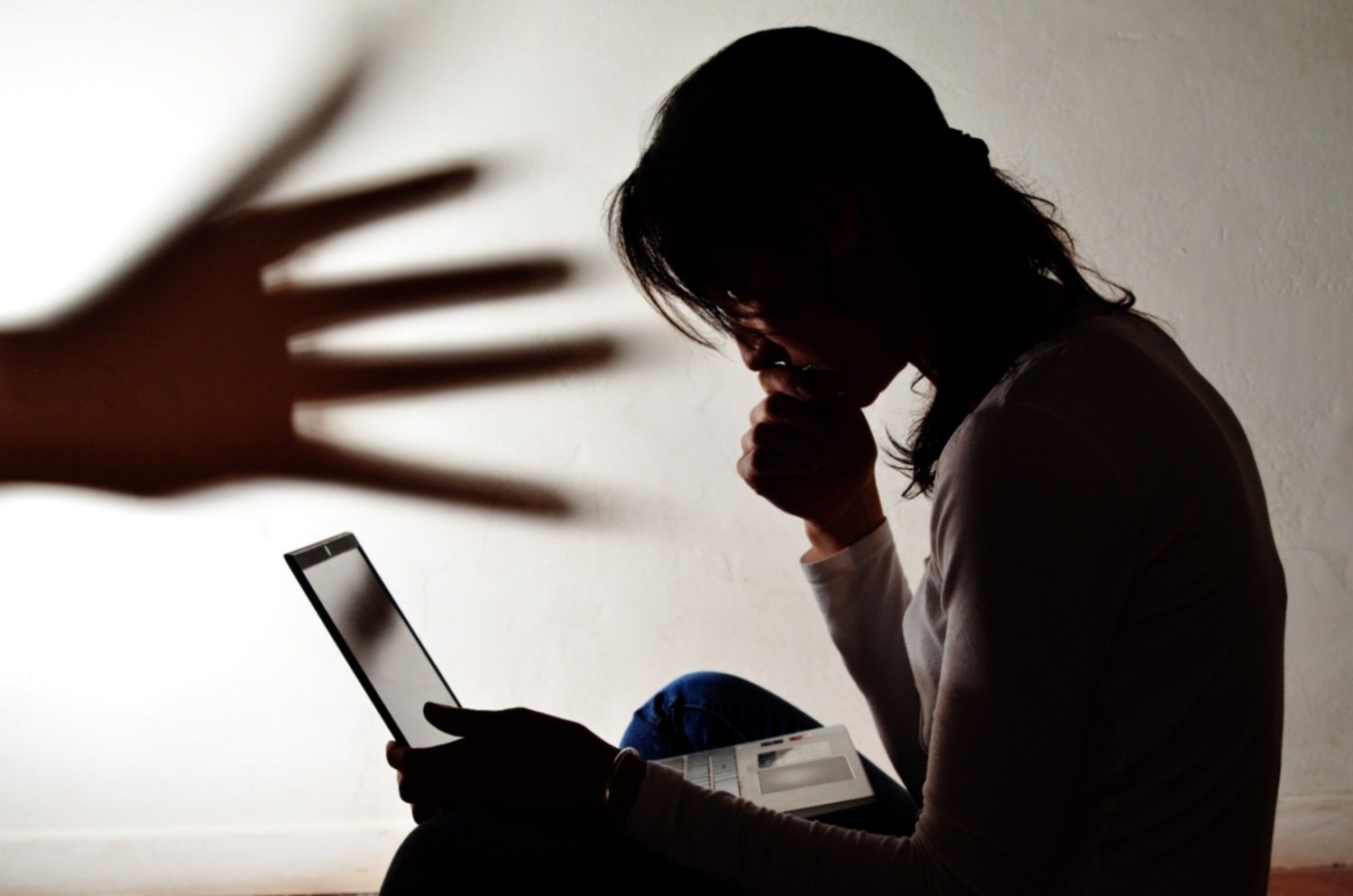 Chica mirando su computadora